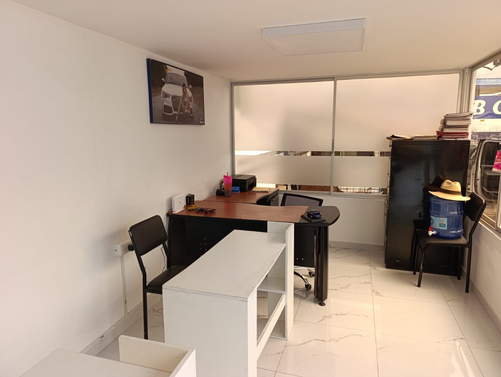Interior terminado de oficina móvil